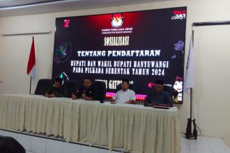 Pimpinan KPU Banyuwangi menggelar sosialisasi pendaftaran bakal calon bupati dan wakil bupati Banyuwangi. (Foto : Irham Kusuma)