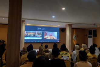 Sarmuji, Ketua DPD Golkar Jatim yang juga Sekjen DPP Partai Golkar, memberikan sambutan secara daring pada acara penyerahan dokumen B Persetujuan Parpol KWK dari DPP Partai Golkar ke 27 pasangan calon kepala daerah kabupaten dan kota se Jawa Timur. (Foto : Alfian/siginews.com)