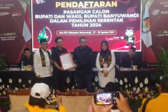 Calon bupati dan wakil bupati Banyuwangi, Ipuk Fiestiandani-Mujiono mendaftar ke KPU Banyuwangi, Rabu (28/8/2024). (Foto : Irham Kusuma)