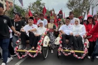 Calon wali kota dan wakil wali kota Surabaya, Eri Cahyadi - Armuji mendaftar ke KPU Kota Surabaya, Rabu (28/8/2024).