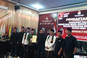 Berkas pendaftaran Calon bupati dan wakil bupati Banyuwangi, Ali Makki Zaini - Ali Ruchi dinyatakan lengkap oleh KPU Banyuwangi. (Foto : Irham Kusuma)