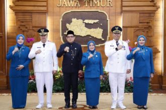 Penjabat (Pj) Gubernur Jawa Timur Adhy Karyono melantik Iwan Kurniawan sebagai Pj. Walikota Malang dan Nizhamul sebagai Pj. Bupati Magetan di Gedung Negara Grahadi, Surabaya, Sabtu (10/8/2024) malam. (Foto : Pemprov Jatim)