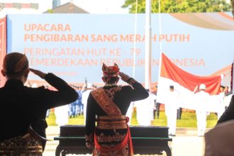 Pj Gubernur Jatim Adhy Karyono menjadi Irup Detik-detik Kemerdekaan Republik Indonesia tahun 2024, di gedung negara Grahadi, Surabaya, Sabtu (17/8/2024). (Foto : Biro Adpim Pemprov Jatim)