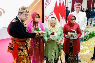 Penjabat (Pj) Gubernur Jawa Timur Adhy Karyono menggelar tasyakuran bersama keluarga pahlawan nasional dan janda perintis kemerdekaan. (Foto : Biro Adpim Pemprov Jatim)