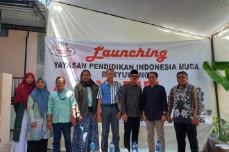 Ketua Umum Perkumpulan Indonesia Muda (PIM) Yodhisman Soratha (dua dari kanan) meresmikan Yayasan Pendidikan Indonesia Muda (Yapim) Kabupaten Banyuwangi. (Foto : Irham Kusuma/siginews.com)