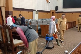 Persiapan dari Sekretariat Dewan untuk acara pelantikan terhadap 50 anggota DPRD Banyuwangi periode 2024-2029 yang akan digelar pada Rabu (21/08/2024) besok. (Foto : Irham Kusuma/siginews.com)