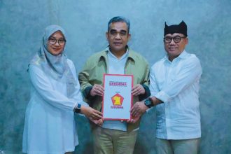 Sekjen DPP Partai Gerindra Achmad Muzani menyerahkan rekomendasi calon bupati dan wakil bupati Banyuwangi tahun 2024 Ipuk Fiestiandani – Mujiono.
