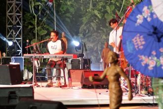 Musisi Indra Lesmana kembali beraksi di Jazs Gunung Ijen, di Taman Terakota, Desa Taman Sari, Kecamatan Licin, Banyuwangi, tahun 2024. (Foto : Humas Pemkab Banyuwangi)