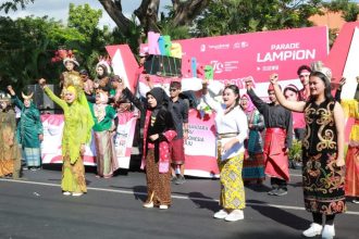 Seru dan bahagia para peserta Karnaval Kebangsaan di Banyuwangi. (Foto : Irham Kusuma/siginews.com)