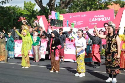 Seru dan bahagia para peserta Karnaval Kebangsaan di Banyuwangi. (Foto : Irham Kusuma/siginews.com)