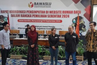 Panwascam Kecamatan Giri saat berikan penjelasan laporan pengawasan yang dilakukannya. (Foto : Irham)