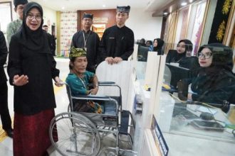 Bupati Banyuwangi Ipuk saat meninjau program BPN untuk Lansia dan disabilitas. (Foto : Irham)
