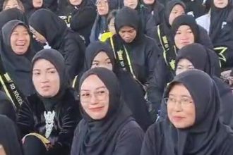 Bupati Banyuwangi Ipuk Fiestiandani dan emak-emak saat di wisuda program Sobat. (Foto : Irham)