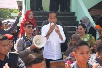 Presiden Jokowi saat dialog denga pedagang Pasar Soponyono Surabaya. (Foto : Fino)