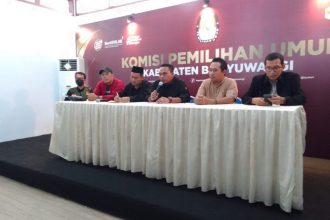 KPU Banyuwangi gelar konferensi pers dan menyerahkan hasil tes kesehatan kepada LO kedua paslon. (Foto : Irham Kusuma)