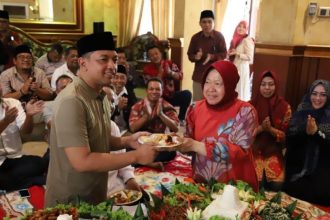 Cagub-Cawagub Jatim, Risma-Gus Hans di acara peresmian Posko Aspirasi di Surabaya.