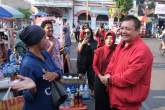 Dr Rachman Sidharta Arisandi atau Cak Sandi-Calon Wakil Walikota Mojokerto pasangan Calon Walikota Ning Ita, sedang olahraga bersama istrinya-Mbak Lina, di Car Free Day, sekitar Alun-alun Wiraraja, Mojokerto, Minggu (8/9/2024).