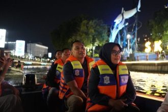 Walikota Eri Cahyadi saat Wisata Perahu Air Susur Sungai Kalimas, Minggu (15/9/2024) malam. (Foto: Humas Pemkot Surabaya)