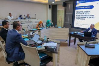 Ketua DPD RI LaNyalla sedang mengikuti ujian proposal doktoral Unair. (Foto: Biro pers, media, dan informasi LaNyalla)