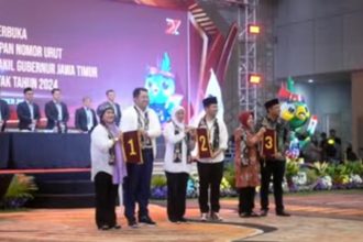 Masing-masing pasangan calon gubernur dan wakil gubernur Jatim menunjukkan nomor Paslon di Pilgub Jatim tahun 2024. (Foto : yt KPU Jatim)