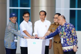Presiden Jokowi didampingi Pj. Gubernur Jatim Adhy Karyono saat meresmikan Rumah Sakit Kemenkes di Surabaya. (Foto : Adpim Pemprov Jatim)