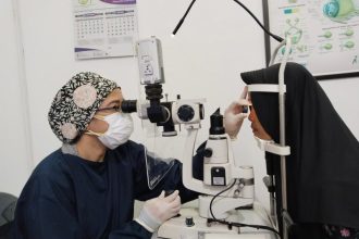 Tim Medis RSMM Jawa Timur sedang memeriksa mata pasien. (Foto : Pemprov Jatim)