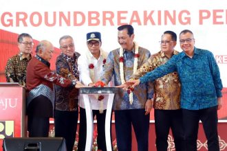 Bandara Dhoho Kediri milik PT Gudang Garam telah diresmikan oleh Menteri Koordinator Bidang Kemaritiman dan Investasi (Menko Marves) Luhut Binsar Panjaitan didampingi Menteri Perhubungan Budi Karya Sumadi, Penjabat (Pj) Gubernur Jawa Timur Adhy Karyono dan Presdir PT Gudang Garam Susilo. Selain meresmikan Bandara Dhoho Kediri, juga peresmian Ground Breaking Akses Jalan Tol di Kediri, Jumat (18/10/2024). (Foto : Adpim Prov Jatim)