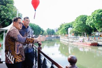 Pj Gubernur Jatim Adhy Karyono bersama Konjen Australia Glen Askew. (Foto : Adpim Pemprov Jatim)