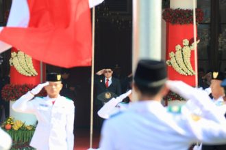 Pj Gubernur Jatim Adhy Karyono inspektur upacara peringatan Sumpah Pemuda ke 96 Tahun 2024 di gedung negara Grahadi, Jalan Gubernur Suryo, Surabaya, Senin (28/10/2024). (Foto : Adpim Prov Jatim)