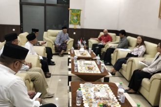 Staf Kedutaan Besar Inggris di Indonesia berkunjung ke PWNU Jawa Timur. (Foto : PWNU Jatim)