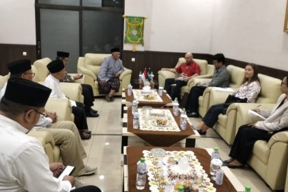 Staf Kedutaan Besar Inggris di Indonesia berkunjung ke PWNU Jawa Timur. (Foto : PWNU Jatim)