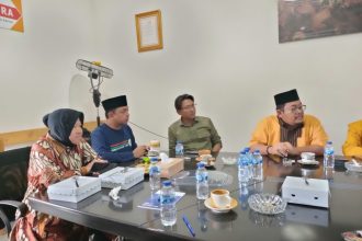 Cagub dan Cawagub Nomor urut 3 Risma-Gus Hans saat rapat di kantor DPD Partai Hanura Jawa Timur, Jalan Imam Bonjol No 120, Surabaya. (Foto : Hanura Jatim)