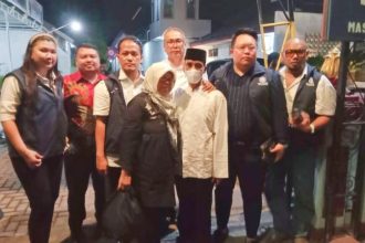 Nurhasim dibebaskan dari Rutan Kelas IIB Gresik dan disambut keluarga dan para kuasa hukum dari Bidang Pembelaan Profesi DPC Peradi Surabaya. (Foto : roi/siginews.com)