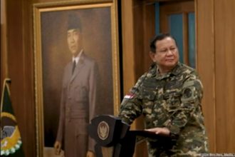 Presiden RI Prabowo Subianto saat memberikan sambutan di acara makan malam bersama taruna dan taruni Akmil, AAL, AAU, Akpol dan Kabinet Merah Putih di Akmil, Magelang, Jawa Tengah, Jumat (25/10/2024) malam. (Foto : yt Sekretariat Presiden)