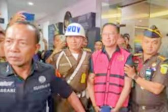 Tom Lembong mengenakan rompi tahanan Kejaksaan Agung. (Foto: yt Kejaksaan RI)