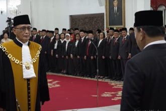 Presiden RI Prabowo Subianto melantik Prof Dr Sunarto, S.H, M.H, sebagai Ketua Mahkamah Agung RI. (foto : SS Sekretariat Kepresidenan)