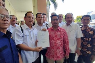 Pengurus Peradi Cabang Surabaya Bidang Profesi menjadi kuasa hukum Pemohon yang memohon praperadilan Kajari Gresik. (Foto : Roi/siginews.com)