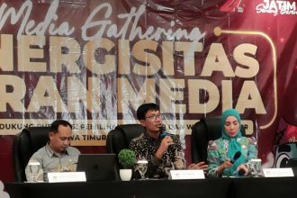 Komisioner KPU Jawa Timur Nur Salam (tengah). (Foto : Roi/siginews.com)