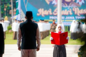 Pj Gubernur Jawa Timur Adhy Karyono memimpin Apel Hari Santri Tahun 2024 di halaman gedung negara Grahadi. (foto : Adpim Prov Jatim)