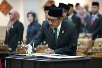 Ketua DPRD Provinsi Jawa Timur periode 2024-2029 Musyafak Rouf saat menjalani prosesi pelantikan unsur ketua dan wakil ketua DPRD Jatim. (foto: sekwan jatim)