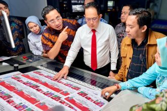 Pj Gubernur Adhy bersama Ketua Komisi Pemilihan Umum (KPU) Jatim Aang Kunaifi, Kapolda Jatim Irjen Pol Imam Sugianto, Kapoksahli Kodam V/Brawijaya Brigjen TNI Ramli meninjau kesiapan pencetakan surat suara pilkada di percetakan PT. Temprina, Kabupaten Gresik, Kamis (24/10/2024). (Foto : Adpim Prov Jatim)