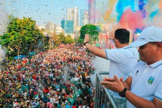 PJ Gubernur Jatim Adhy Karyono melepas ribuan peserta Jalan Sehat memperingati Hari Santri Nasional tahun 2024. (Foto : Adpim Prov Jatim)