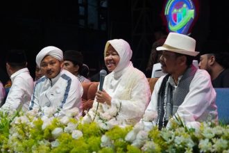 Cagub Jatim Risma saat menghadiri acara sholawatan di halaman Rusunawa Kali Kedinding, Surabaya, Rabu (20/11/2024) malam. (Foto : trio)
