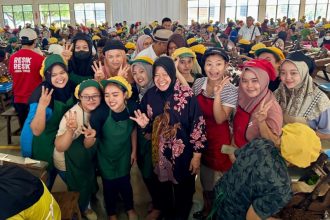 Calon Gubernur Jawa Timur nomor urut 3 Tri Rismaharini atau Risma menyapa buruh pabrik rokok Grendel di Malang. (Foto : trio)