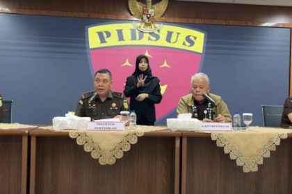 Direktur Penyidikan Jampidsus Kejagung saat jumpa pers tentang perkara suap ibunya Ronald Tannur. (Foto : yt Kejaksaan RI)