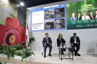 Direktur Astra Gita Tiffani Boer (tengah) saat menjadi narasumber dalam sesi talkshow di Paviliun Indonesia COP29 dengan topik Climate Actions. (Foto : Astra)