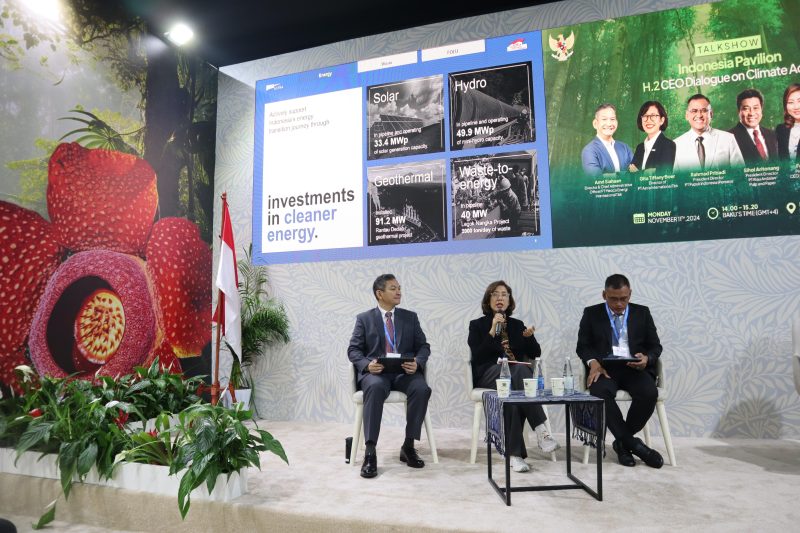 Direktur Astra Gita Tiffani Boer (tengah) saat menjadi narasumber dalam sesi talkshow di Paviliun Indonesia COP29 dengan topik Climate Actions. (Foto : Astra)