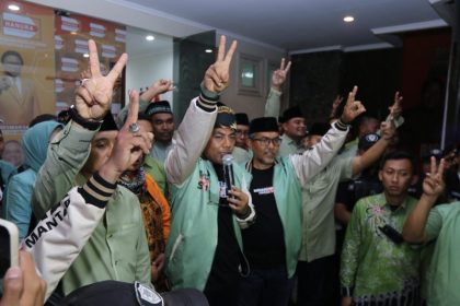 Cabup Probolinggo Gus Haris menyambut antusiasme simpatisan yang akan mengnatarkannya ke lokasi debat kedua Pilbup Probolinggo di Swiss-Belhotel Darmo, Surabaya. (Foto : roi)