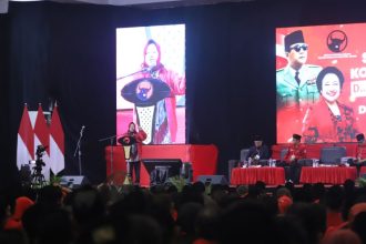 Risma menemui pengurus dan kader banteng moncong putih pada acara konsolidasi dan rapat internal DPC PDIP Kabupaten Jember , di Grand Ballroom Hotel Edelweis, Jember, Selasa (5/11/2024). (Foto : tiga)