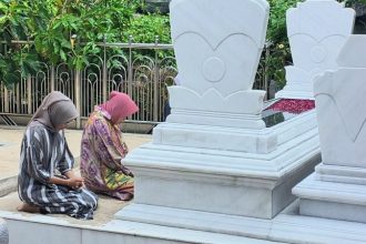 Calon Gubernur Jawa Timur nomor urut 3 Tri Rismaharini atau Risma ziarah di Makam Sunan Ampel, Surabaya. (Foto : Trio)